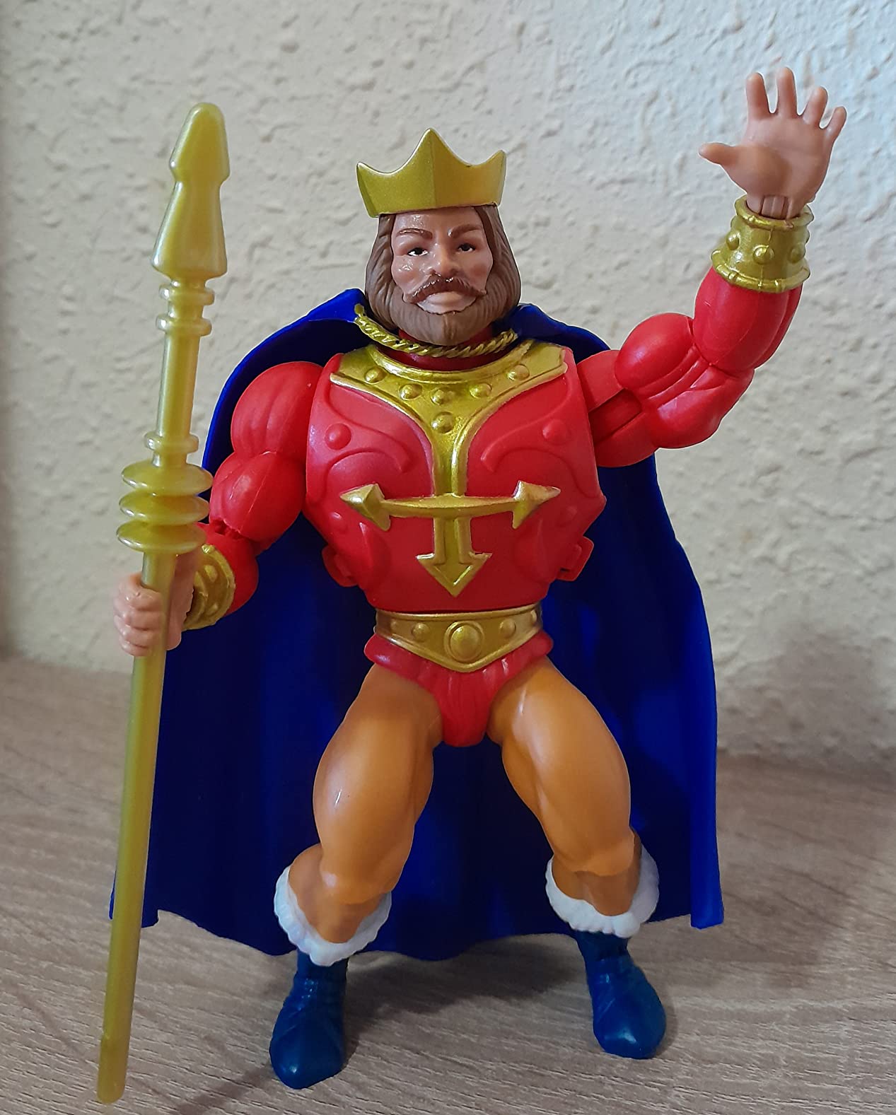 Kind spielt König